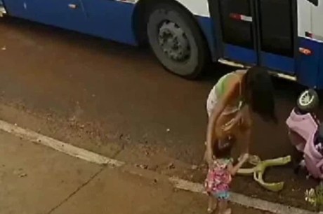 'Estado de choque': diz mãe que foi arrastada com filha por ônibus em MT