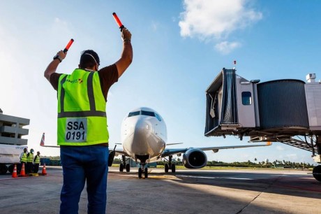 Passageiro de 67 anos morre ao cair de escada em desembarque de avião no interior de SP