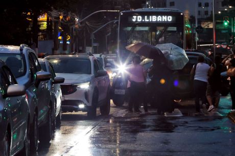 Temporal em São Paulo prejudica a operação de várias linhas do metrô