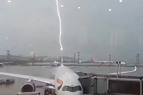 Vídeo mostra momento que raio atinge avião no aeroporto de Guarulhos