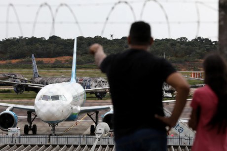 Brasileiros deportados dos EUA chegam ao Brasil algemados