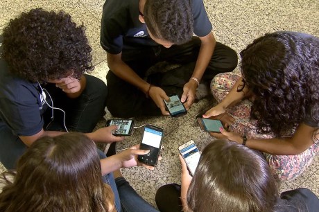 MEC lança guias sobre uso de celulares em ambiente escolar