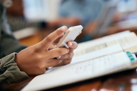 MEC lança guias sobre uso de celulares em ambiente escolar