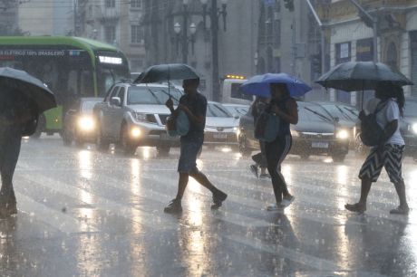 Com novo temporal, capital paulista tem alagamentos e falta de luz