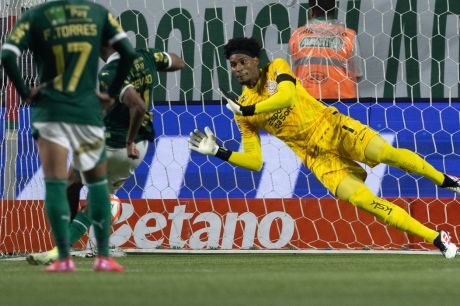 Hugo Souza defende pênalti e Palmeiras e Corinthians ficam no empate