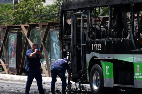 Câmera registra momento em que ônibus é atingido por avião em SP