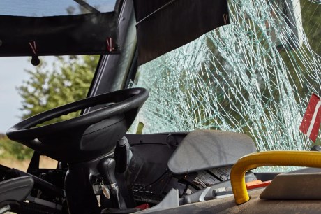 Ônibus perde o controle, atinge veículos, imóvel e derruba árvore em SP