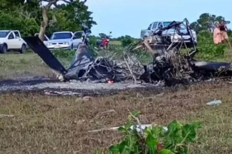 Avião de pequeno porte cai, explode e deixa uma pessoa morta e outra ferida no sul da Bahia