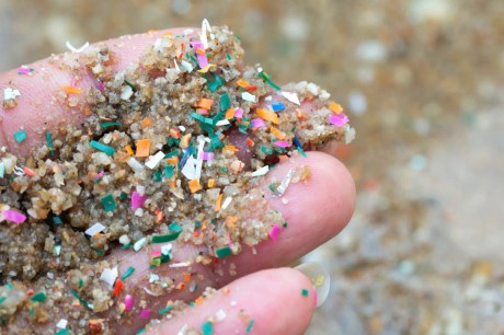 Desigualdade agrava problema dos microplásticos na água, dizem especialistas