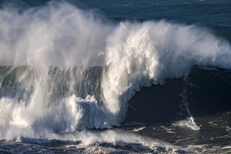 Turista é derrubado por onda em costa de pedras e morre afogado em Ubatuba