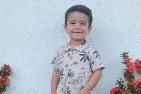 Menino de 2 anos morre após ser esquecido dentro de carro em Goiás