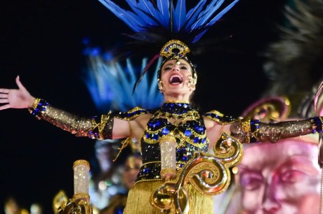 Dragões, Mancha e Camisa se destacam com o público no primeiro dia de desfiles em SP