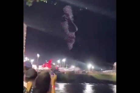 Salvador homenageia Fernanda Torres com show de drones durante o Carnaval