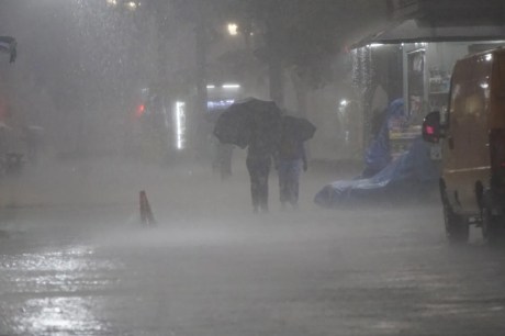 Temporal em SP derruba 158 árvores, mata 1 e deixa 173 mil sem luz