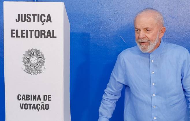 Lula vota em São Bernardo e diz que é hora de "corrigir erros"